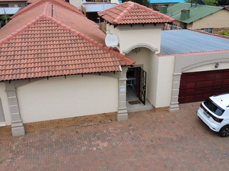 Fantastic new listing! Modern, comfortable, spacious Townhouse with many extras. - Photo 2