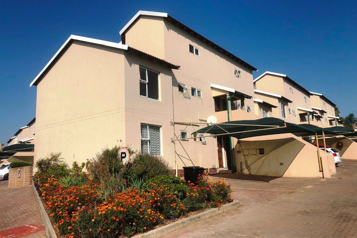 3-Bedroom Townhouse for Sale in Bromhof! - Photo 2