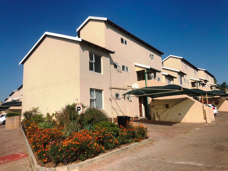 3-Bedroom Townhouse for Sale in Bromhof! - Photo 2