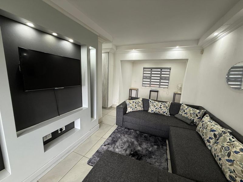 Modern Apartment for Sale – Luxurious, Stylish & Move-In Ready! - Photo 2