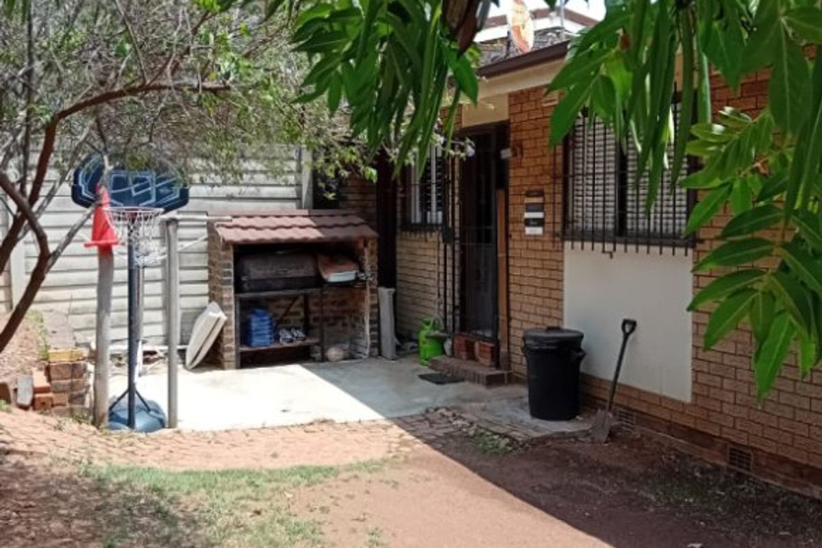 Neat 3-Bedroom Simplex - Photo 2