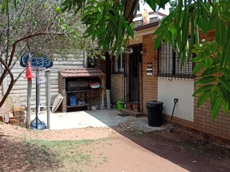 Neat 3-Bedroom Simplex - Photo 2