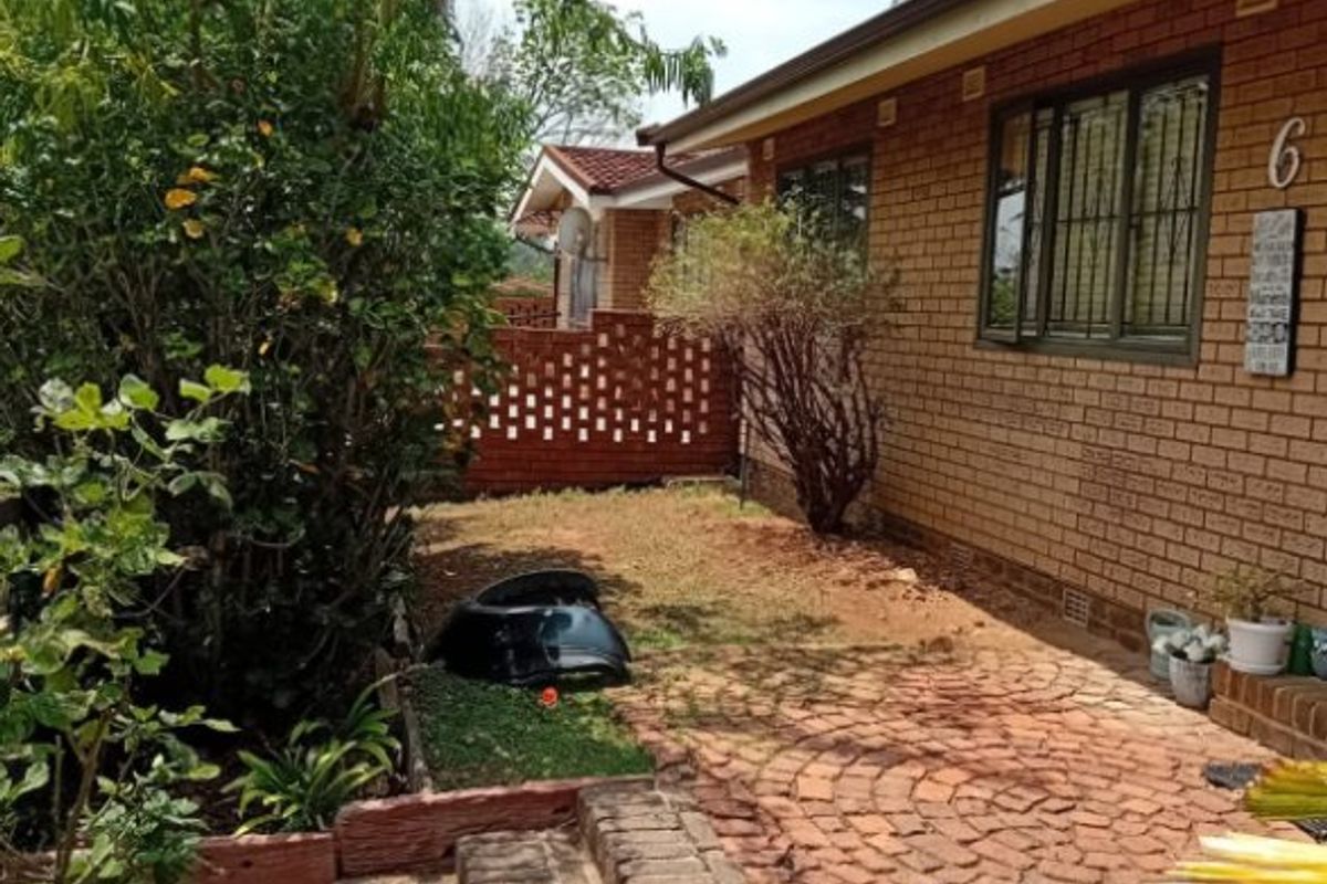 Neat 3-Bedroom Simplex - Photo 2