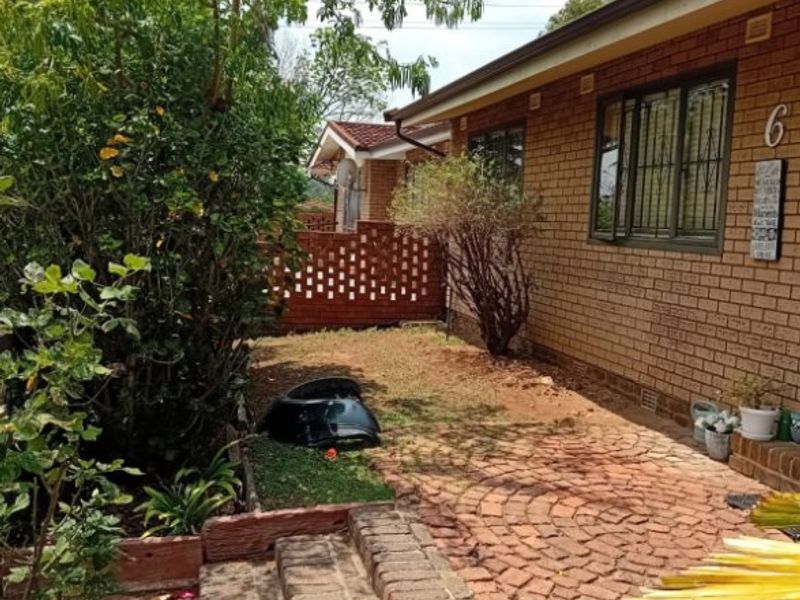 Neat 3-Bedroom Simplex - Photo 2