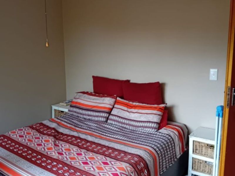Neat 3-Bedroom Simplex - Photo 4