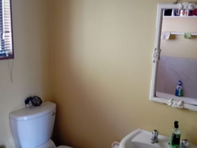 Neat 3-Bedroom Simplex - Photo 8