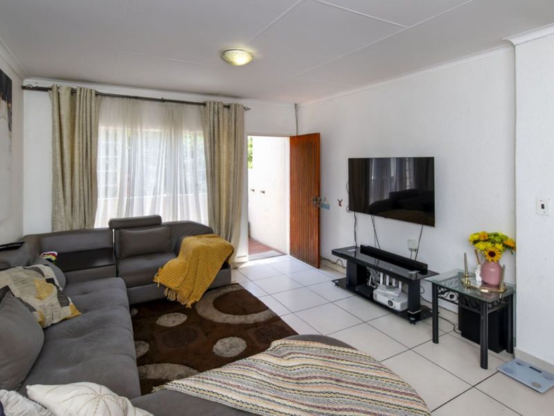 Modern 2-Bedroom Flat - Photo 2