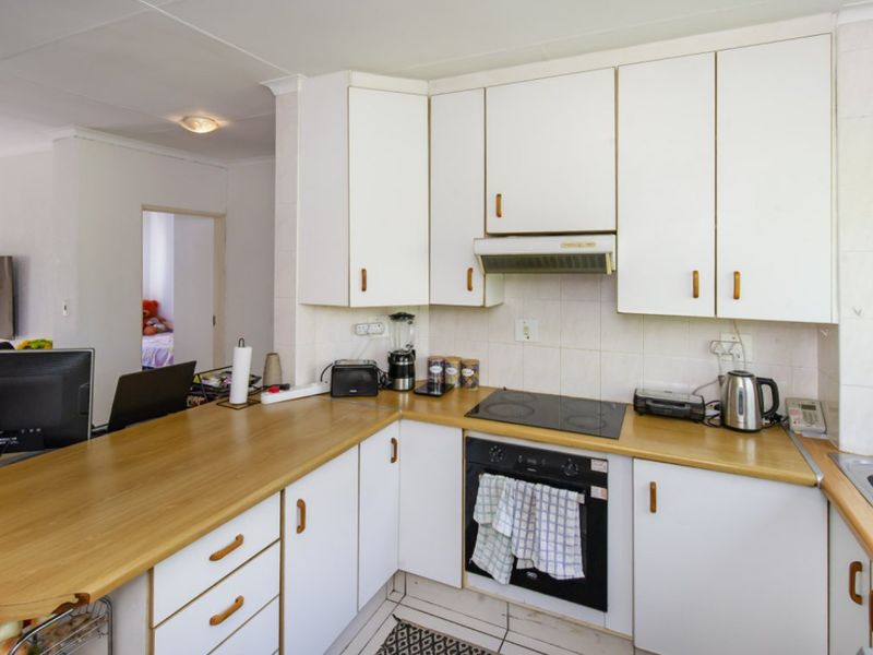 Modern 2-Bedroom Flat - Photo 3