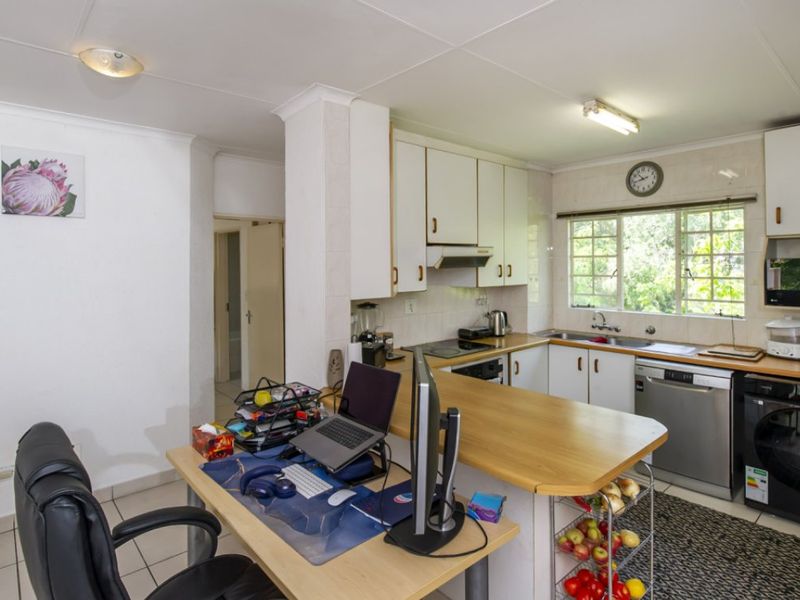 Modern 2-Bedroom Flat - Photo 6