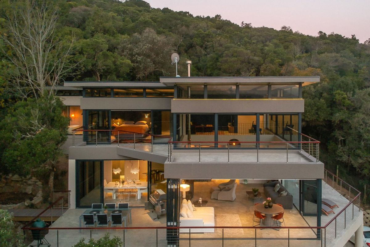 Stylish Three Bedroom Luxury Home with Floor to Ceiling Ocean Views & Income Generating Two Bed Apartment - Photo 2