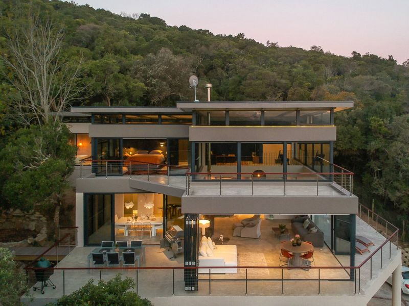 Stylish Three Bedroom Luxury Home with Floor to Ceiling Ocean Views & Income Generating Two Bed Apartment - Photo 2