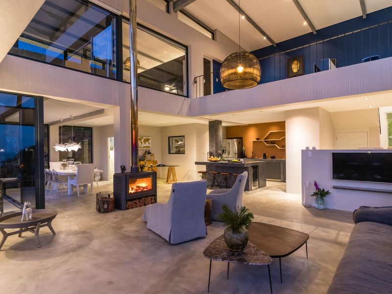 Stylish Three Bedroom Luxury Home with Floor to Ceiling Ocean Views & Income Generating Two Bed Apartment - Photo 9