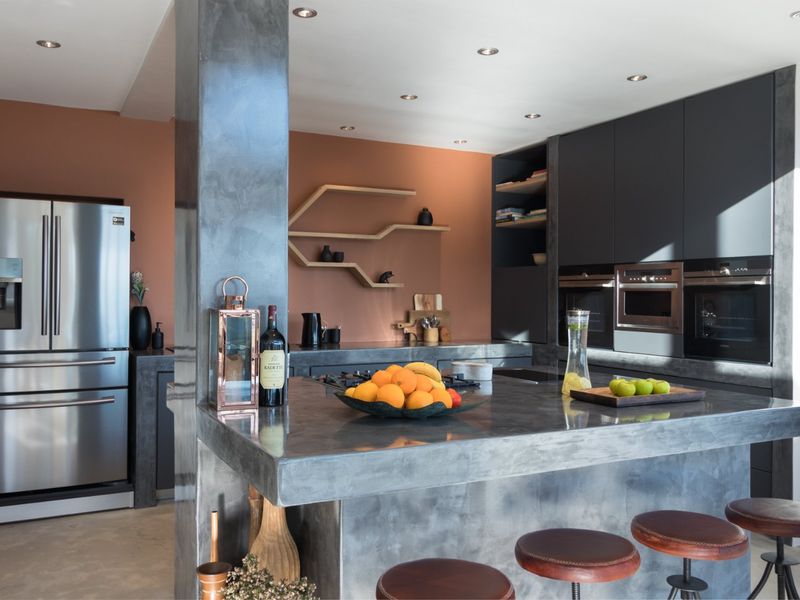 Stylish Three Bedroom Luxury Home with Floor to Ceiling Ocean Views & Income Generating Two Bed Apartment - Photo 7