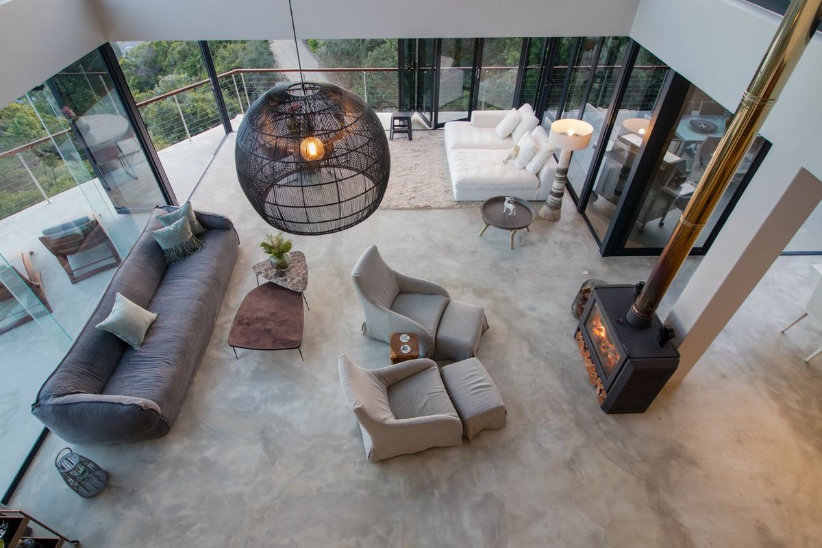 Stylish Three Bedroom Luxury Home with Floor to Ceiling Ocean Views & Income Generating Two Bed Apartment - Photo 5