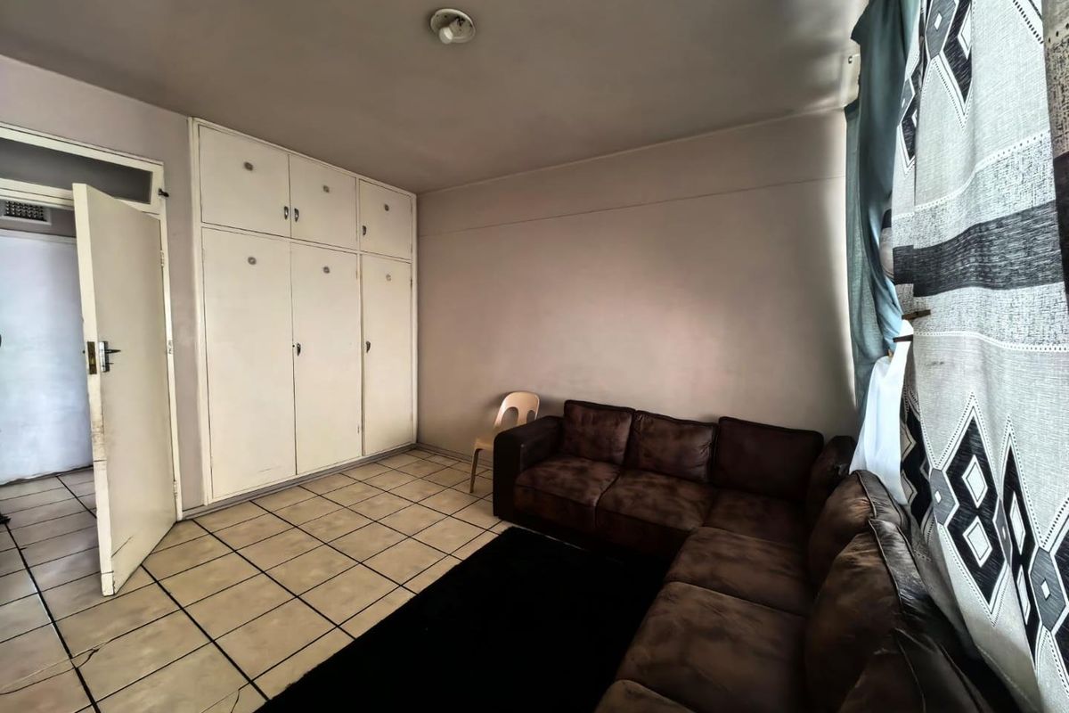 0.5 Bedrooms, 1 Bathroom Apartment For Sale In South Beach, Durban - Photo 2