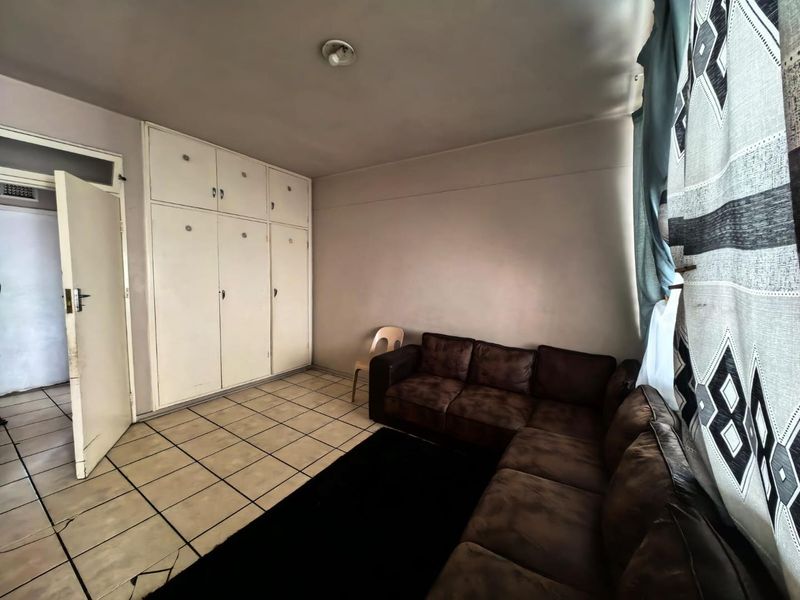 0.5 Bedrooms, 1 Bathroom Apartment For Sale In South Beach, Durban - Photo 2