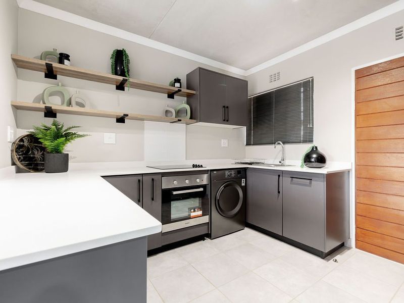 Luxury 2 bedroom Apartment for Sale in Sinoville, Pretoria North - Photo 10