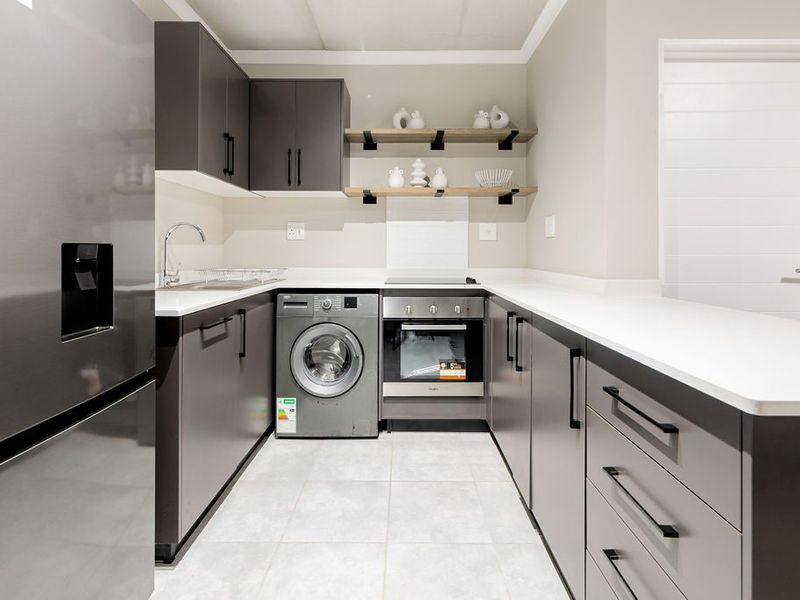 Luxury 2 bedroom Apartment for Sale in Sinoville, Pretoria North - Photo 9