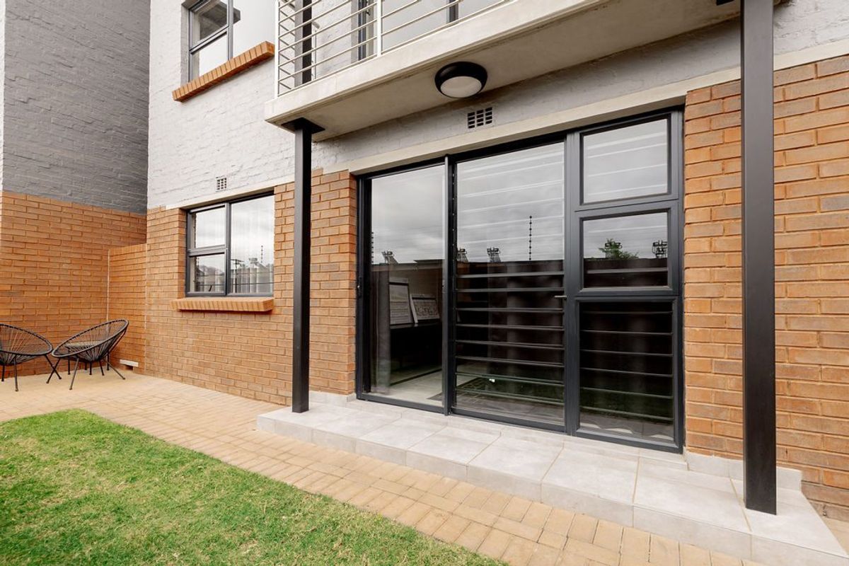 Luxury 2 bedroom Apartment for Sale in Sinoville, Pretoria North - Photo 2