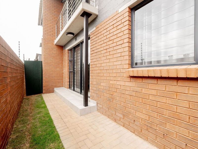 Luxury 2 bedroom Apartment for Sale in Sinoville, Pretoria North - Photo 3