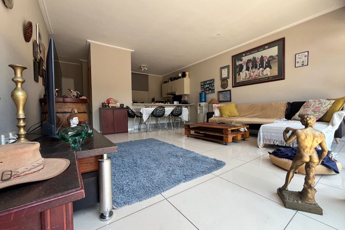 For sale 2 bedroom 2 bathroom ground floor unit, biggest balcony and garden at the Point Bedfordview at a giveaway price of R1 700 000.  - Photo 5