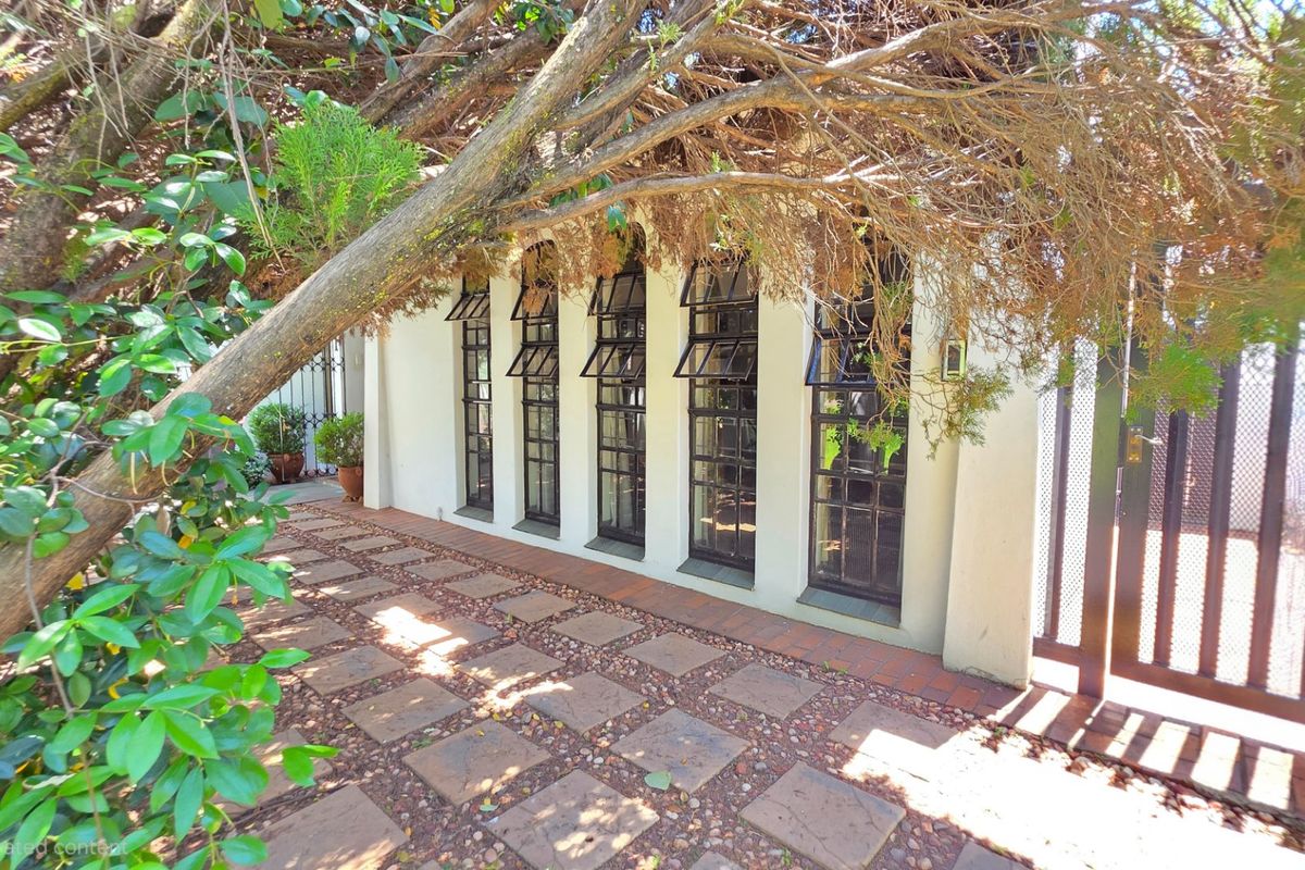 Stylish Family Home with Modern Interiors and Generous Yard - Photo 5