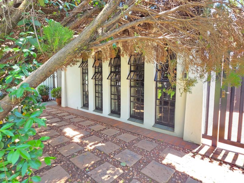 Stylish Family Home with Modern Interiors and Generous Yard - Photo 5