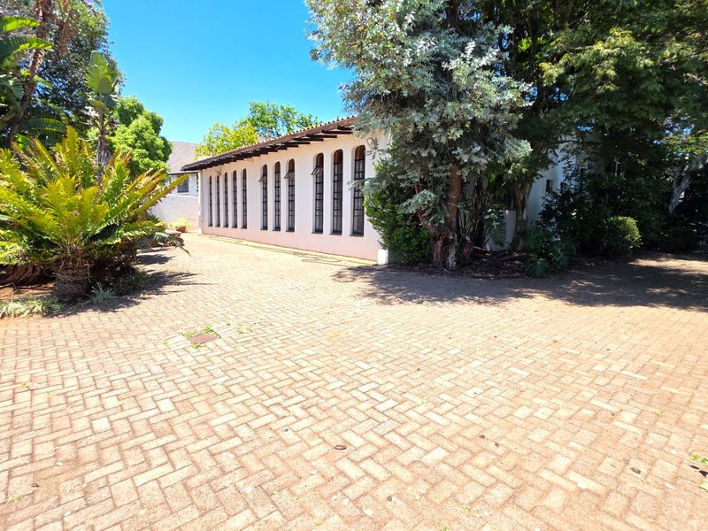 Stylish Family Home with Modern Interiors and Generous Yard - Photo 7