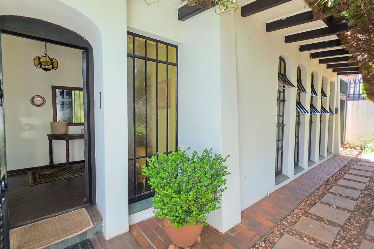 Stylish Family Home with Modern Interiors and Generous Yard - Photo 3