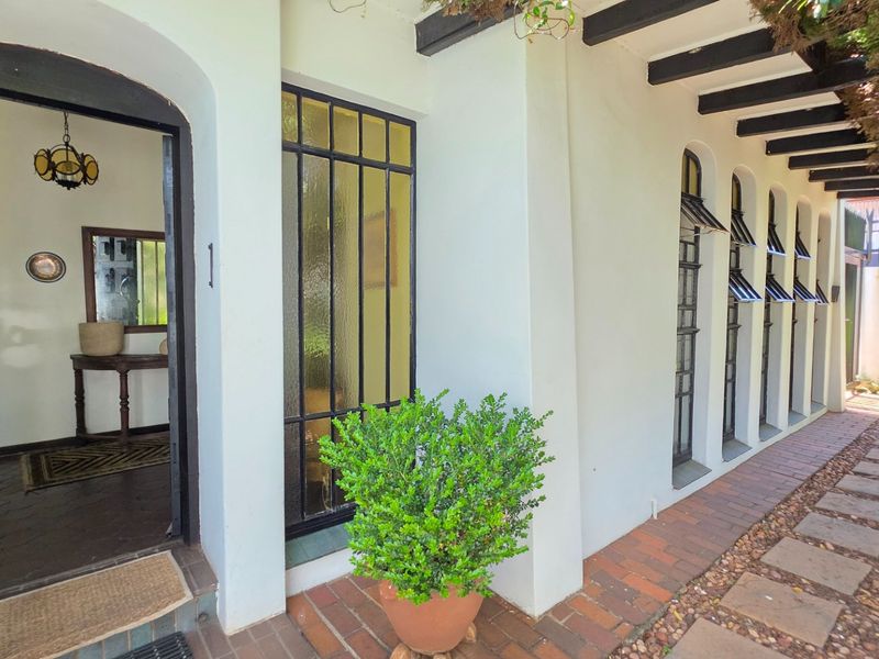 Stylish Family Home with Modern Interiors and Generous Yard - Photo 3