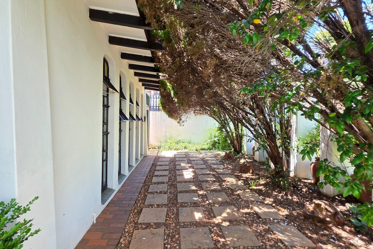 Stylish Family Home with Modern Interiors and Generous Yard - Photo 4