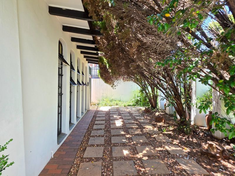 Stylish Family Home with Modern Interiors and Generous Yard - Photo 4