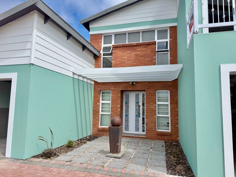 A home with character, architectural wonder - Photo 4