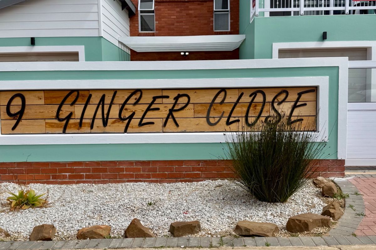 A home with character, architectural wonder - Photo 2