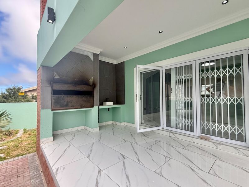 A home with character, architectural wonder - Photo 10