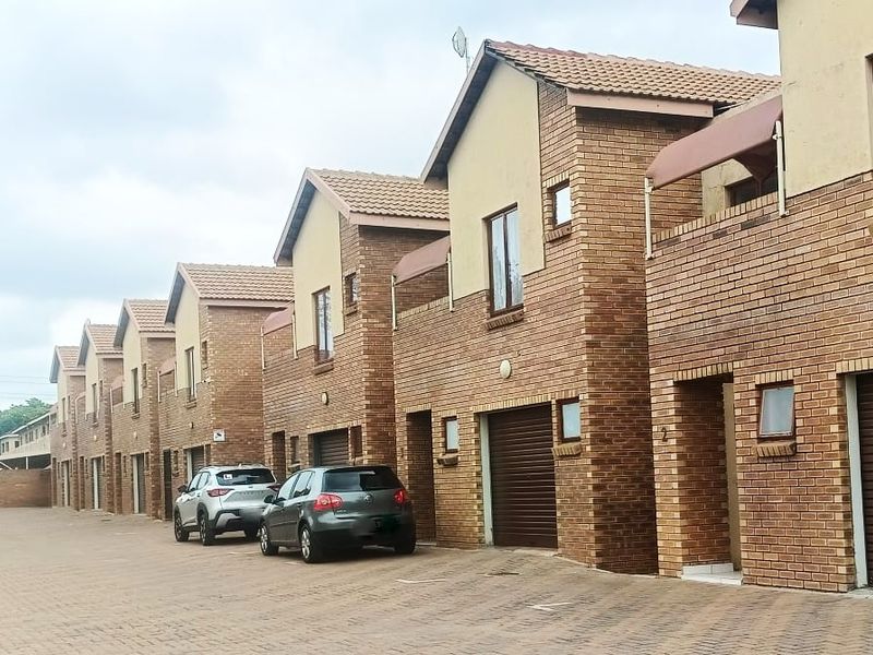 3 Bedroom Townhouse for Sale - Photo 1
