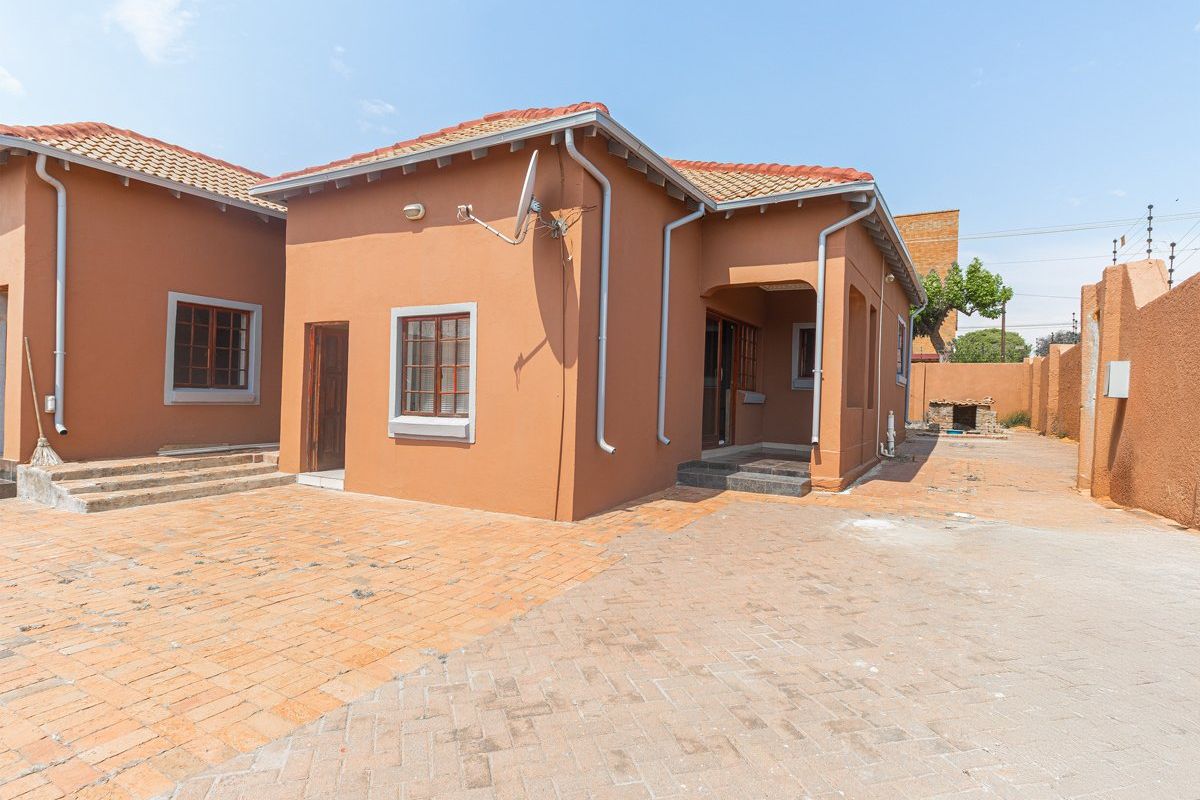 4 Bedroom House For Sale In Turffontein  - Photo 5