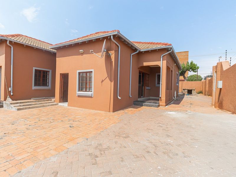 4 Bedroom House For Sale In Turffontein  - Photo 5