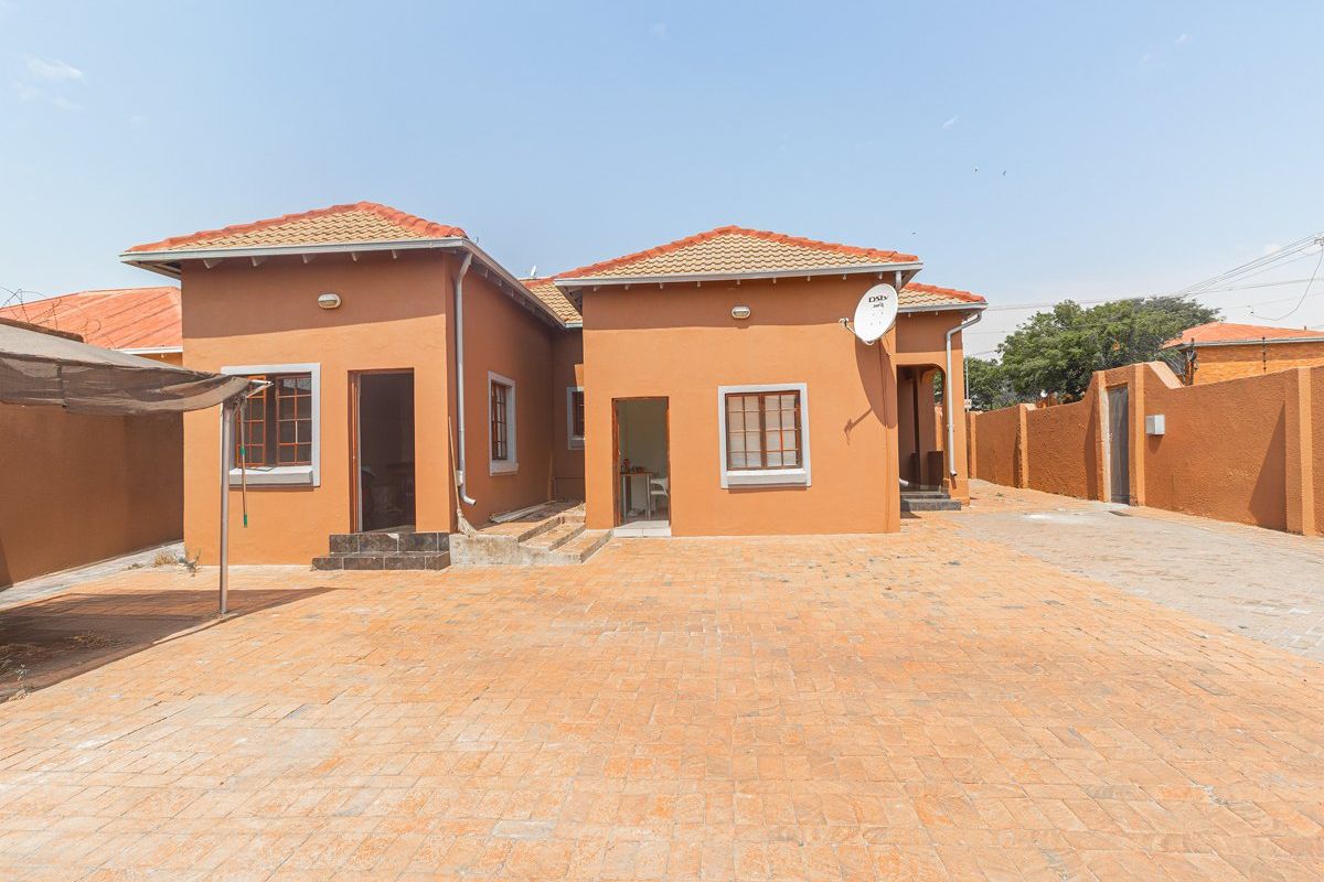 4 Bedroom House For Sale In Turffontein  - Photo 4