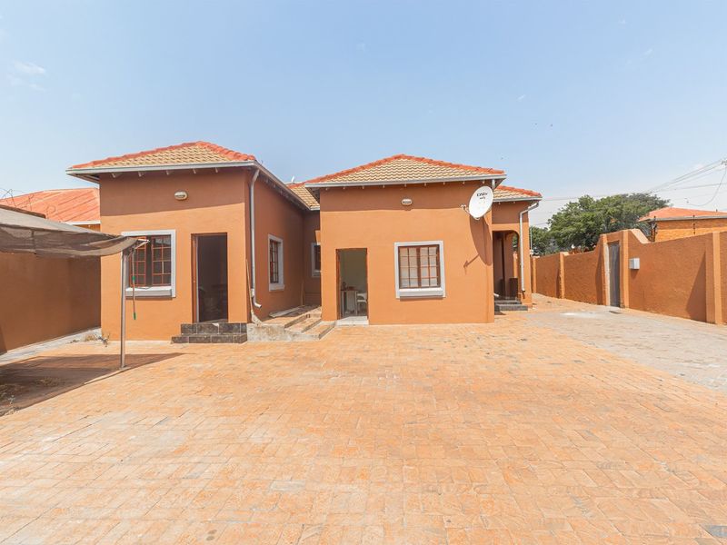 4 Bedroom House For Sale In Turffontein  - Photo 4