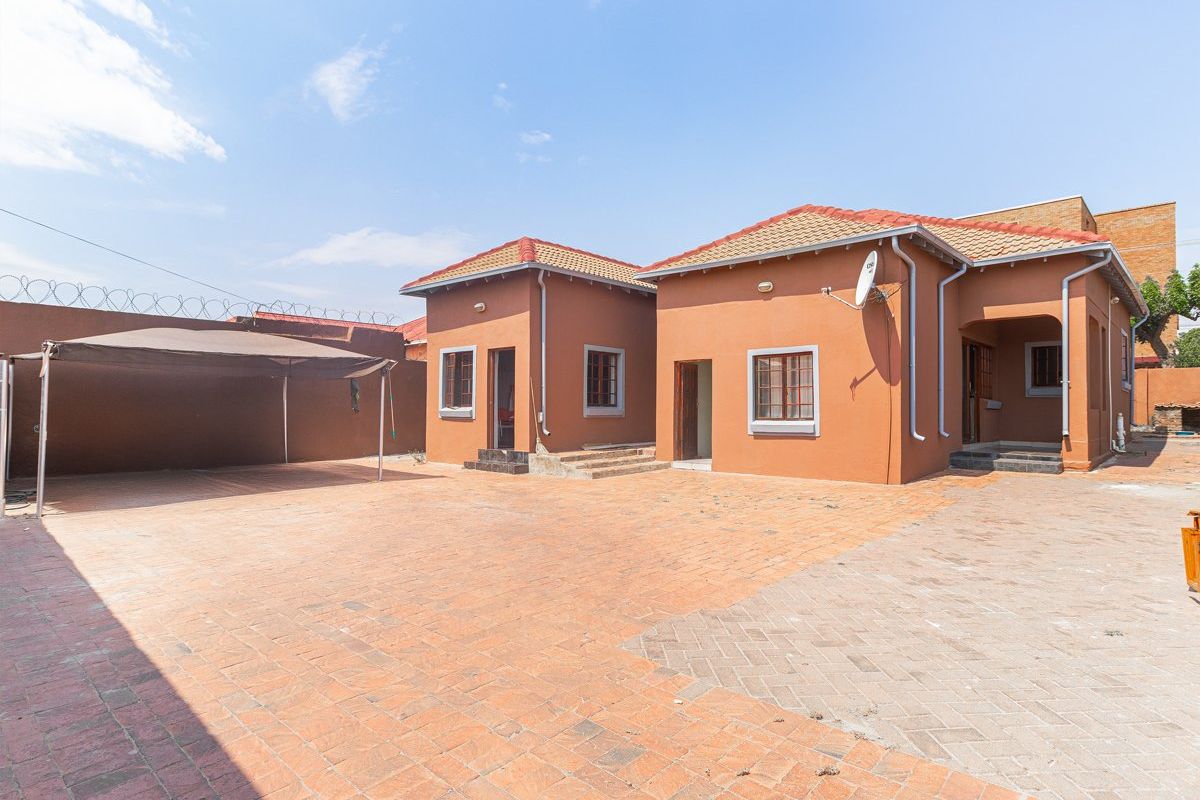 4 Bedroom House For Sale In Turffontein  - Photo 3