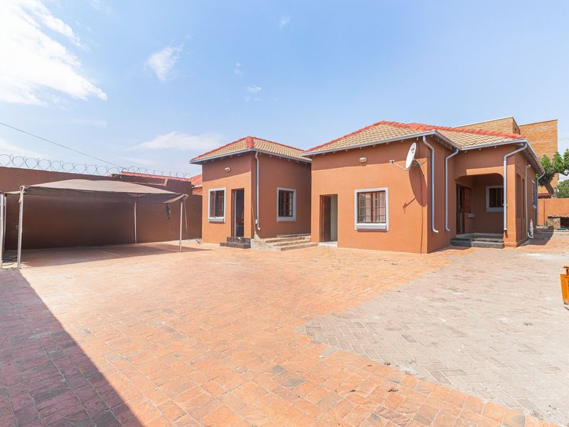 4 Bedroom House For Sale In Turffontein  - Photo 3