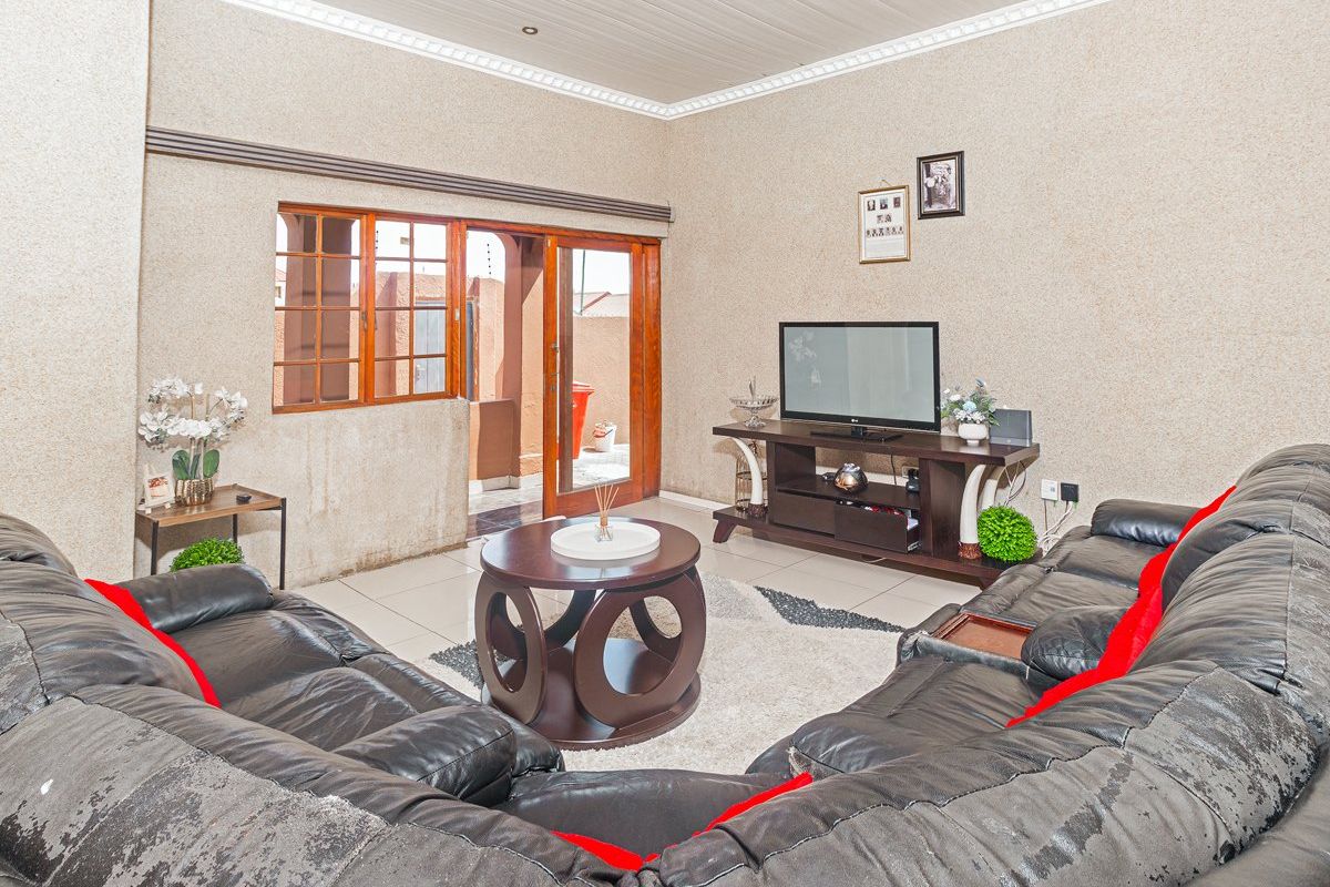 4 Bedroom House For Sale In Turffontein  - Photo 2