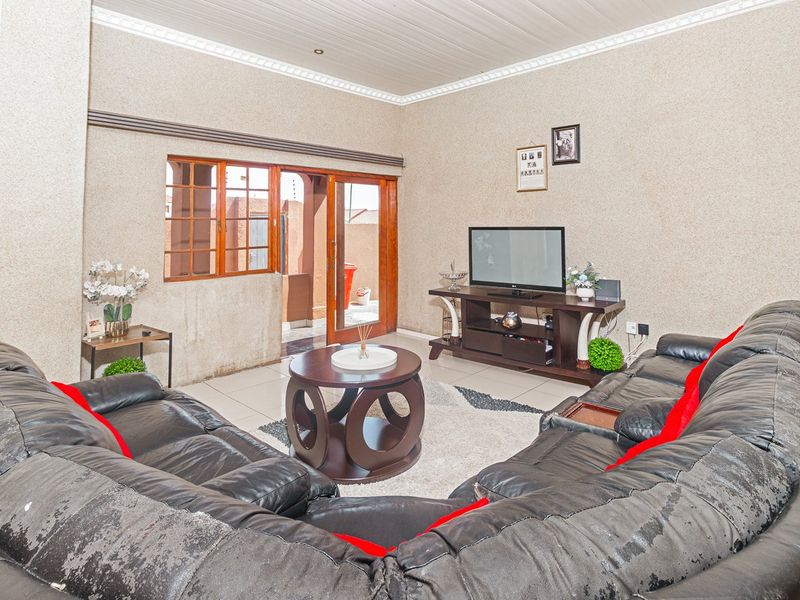 4 Bedroom House For Sale In Turffontein  - Photo 2