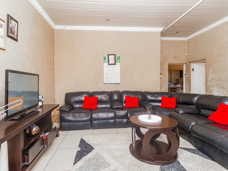 4 Bedroom House For Sale In Turffontein  - Photo 8