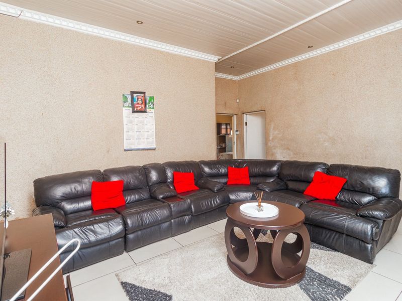 4 Bedroom House For Sale In Turffontein  - Photo 7