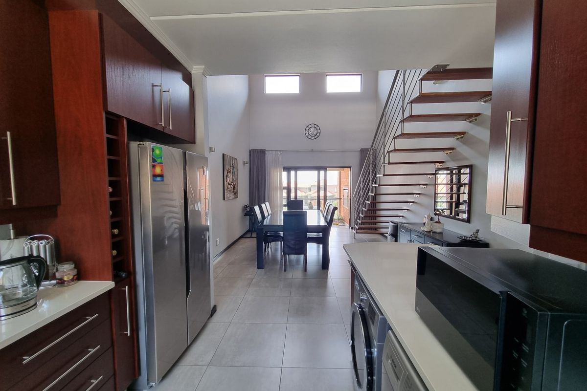 Stylish townhouse with everything you need! - Photo 5