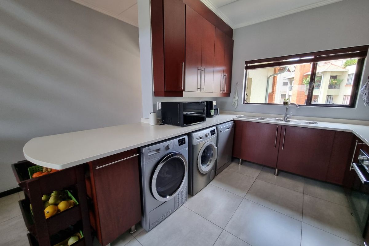 Stylish townhouse with everything you need! - Photo 3