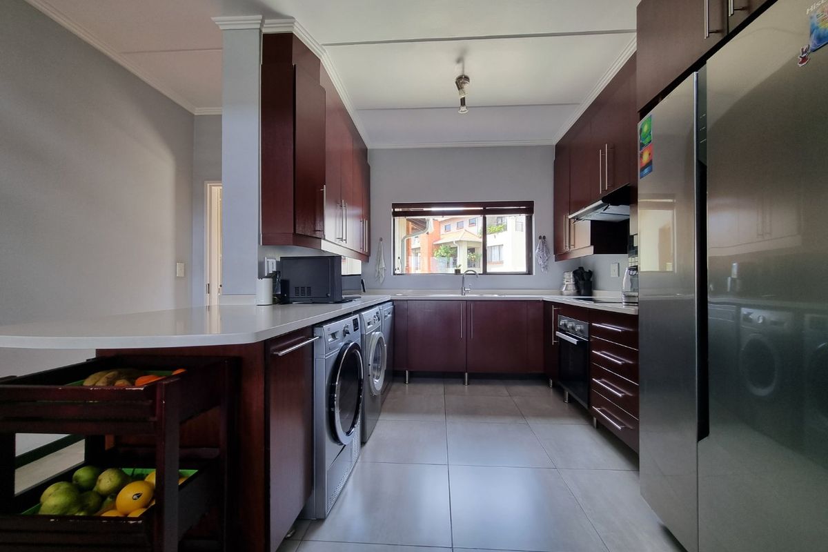 Stylish townhouse with everything you need! - Photo 2