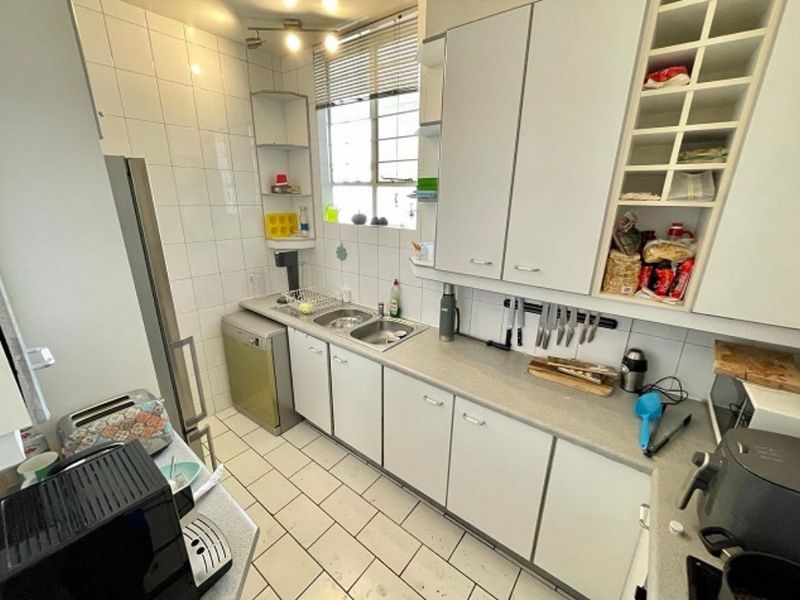 Beautiful 2-Bedroom Flat – Spacious & Secure Living! - Photo 3